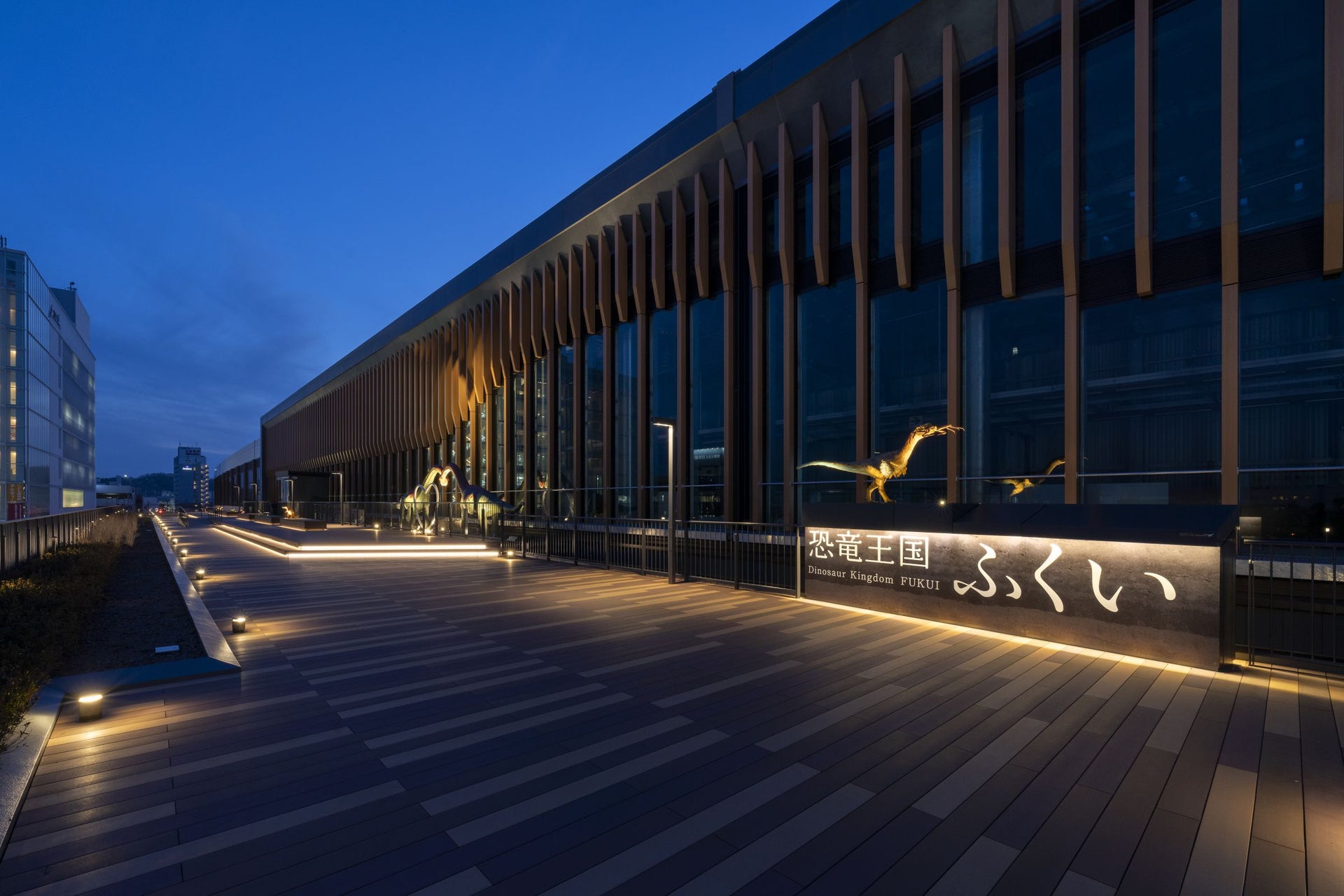 福井市観光交流センター 屋上広場 恐竜モニュメント